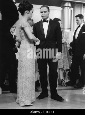 18. August 1966 - London, England, U.K - Schauspieler MARLON BRANDO in einer Szene aus dem Film "The Countess of Hong Kong," mit Ballett-Tänzerin GERALDINE CHAPLIN, Tochter des Regisseurs, Charlie Chaplin, in den Pinewood Studios. Stockfoto