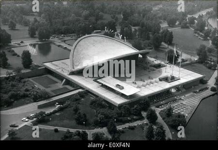 25. Juli 1966 - hier abgebildet ist eine Luftaufnahme der East Berlin Kongresshalle, in denen Tagungen, Kongresse und Veranstaltungen unterschiedlicher Art stattgefunden hat. Es war nicht weit entfernt von den Reichstag und das Brandenburger Tor sowie der Berliner Mauer. Fotografiert wurde mit Hilfe von US Air Force. Stockfoto