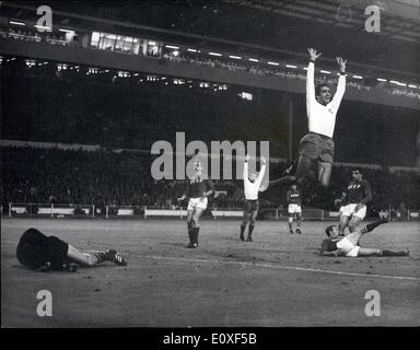 29. Juli 1966 - Fußball-WM: Dritter Platz Finale. Portugal Vs. Russland im Wembley-Stadion. Portugal 2: 1 gewonnen. Foto zeigt Jose Torres (Portugal) springt hoch in die Luft, nachdem er gestern Abend Portugal des Spiels, im Wembley-Stadion erzielt hatte. Stockfoto