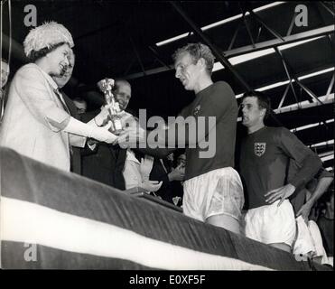 30. Juli 1966 - Fußball-WM: England gewinnt den World Cup nach dem Sieg über Deutschland im Wembley-Stadion. Foto zeigt Bobby Morre, Stockfoto