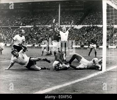 30. Juli 1966 - Fußball-WM? England gewinnen den World Cup, als sie heute Bundesrepublik Deutschland im Wembley-Stadion besiegt. Foto zeigt: Schreit aus westdeutschen Spieler wie Wolfgang Weber (weißes Hemd auf Boden) seine Mannschaft punktet? s zweite und ausgleichenden Ziel in den letzten 30 Sekunden des Spiels. In der Verlängerung spielte England zwei weitere Tore. Stockfoto