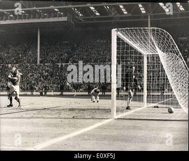 30. Juli 1966 - Fußball-WM? England gewinnt den World Cup. Geoff. Hurst erzielt England? s vierte Ziel. Foto zeigt: England? s Geoffrey Hurst (rechts) ist umgeben von Teamkollege Alan Ball, nachdem er England erzielte hatte? s vierte Ziel im World-Cup-Finale gegen die Bundesrepublik Deutschland im Wembley-Stadion heute. Hurst erzielte einen Hattrick für England. Stockfoto