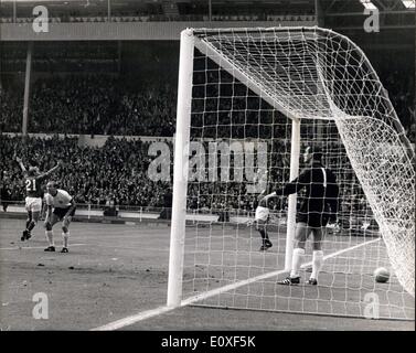 30. Juli 1966 - Fußball-WM? England im Vergleich zu Westdeutschland Weltcup-Finale im Wembley-Stadion. Foto zeigt: Hunt, der England wirft seine Arme in Freude als Hurst Partituren England? s erste Tor (durch Net neben deutschen Torwart gesehen) Stockfoto