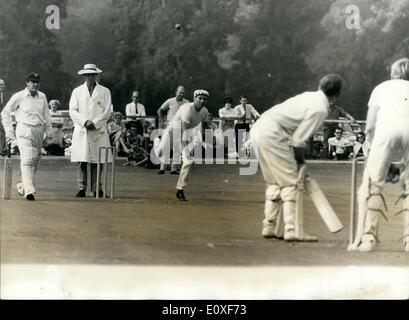 8. August 1966 - Motor Rennfahrer teilnehmen in Cricket-Match: berühmten britischen Motorsport-Fahrer richteten ihre Aufmerksamkeit von der Rennstrecke gestern ein Cricket-Spiel für einen guten Zweck gegen Lord Brabourne XI auf seine Herrschaft Landsitz in Mersham, in der Nähe von Ashford, Kent zu spielen. Foto zeigt eine Cady-gestreifte Kappe und T-shirt, eine etwas ungewöhnliche Tracht für Cricket, im Motorsport-Weltmeister Jim Clark hier in Aktion zu sehen, wie er eine formell gekleidet Schlagmann auf die Probe stellt. Stockfoto