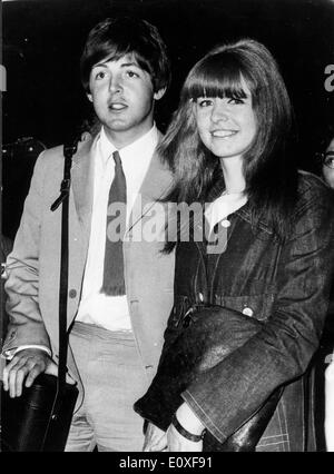 Paul McCartney kündigt Verlobung mit Jane Asher Stockfoto