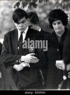 Apr. 01, 1966 - Funeral of London drei Schuss Polizisten Einlieferung Service am Graveside P.C. Fuchs. Die Beerdigung fand heute der drei Londoner Polizisten Detective-Sergeant Christopher Kopf nur vorübergehende - detective Constable David Wombwell und Wachtmeister Geoffrey Fox, der tot in der Nähe von Wermut Serubs erschossen wurden vor drei Wochen ins Gefängnis. Foto zeigt Frau Fox, (Witwe von P.C. Fox) und ihrem 16-jährigen Sohn Paul heute neben der Einlieferung Dienstleistungen auf Hammeremith neuen Friedhof abgebildet. Stockfoto