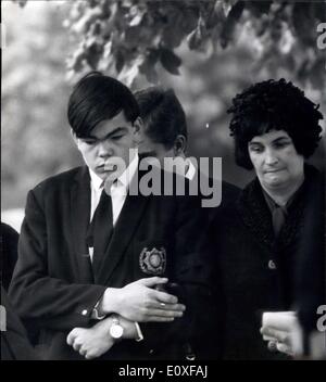 Sep 01, 1966 - Funeral Of London drei Schuss Polizisten Committal Service am Graveside von P.C. Fuchs: die Beerdigung fand heute der drei Londoner Polizisten, Detective Sergeant Christopher Head - temporär-Detective Constable David Womwell und Wachtmeister Geoffrey Fox, die Toten in der Nähe von Wermut scheuert erschossen wurden vor drei Wochen ins Gefängnis. Fotoshows: Frau Fox (Witwe von P.C. Fox) und ihr Sohn 16-j hrige Paul im Bild neben dem Grab ihres Mannes während des Gottesdienstes Einlieferung in Hammersmith neuen Friedhof heute. Stockfoto