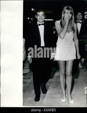 Sept. 05, 1966 - 5.9.66 Francoise trotzt die Mini-est von Mini-Röcke bei Filmfestspielen in Venedig. Foto zeigt: 22 jährige französische Chansonsängerin Francoise Hardy, Aufsehen als sie für die Filmfestspiele von Venedig ankamen tragen diese Mini-est von Mini-Röcke, begleitet von dem britischen Schauspieler Richard Johnson, der ehemalige Ehemann von Kim Novak. Stockfoto