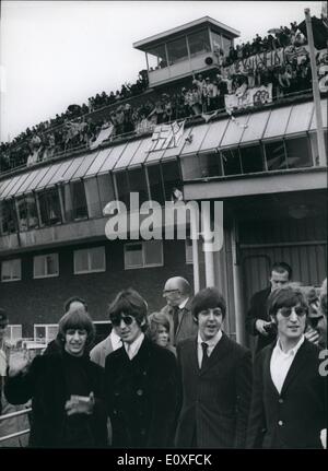 8. August 1966 - The Beatles lassen für Vereinigte Staaten von Amerika Foto zeigt die Beatles abgebildet am Flughafen London heute, wenn sie für USA links-zeigt einen Hintergrund von kreischenden Fans. Stockfoto