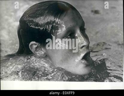 08. Aug. 1966 - Schwimmeuropameisterschaften In Utrecht. Foto zeigt Galina Prozumenschikov von Russland, macht diese feine Studie, während Hgewann bei 2 der Frauen 200 Matres Brustschwimmen - während der Europameisterschaft Schwimmen in Utrecht gestern. Stockfoto