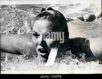 8. August 1966 - European Swimming Championships in Utrecht. Das Foto zeigt Ada Kok, der Niederlande, die gestern qualifizierte sich für das Finale des 400 m. Freestyle. Sie-ist die 100m. Schmetterlings-Weltrekordler. Stockfoto