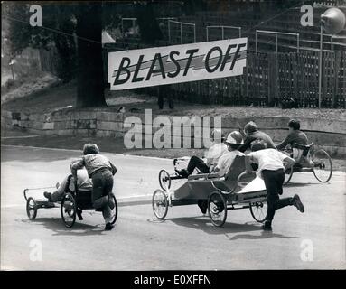 8. August 1966 - Camdens Soapbox Derby-Held im Crystal Palace; Rund 200 Camden-Kinder, einige der dort Eltern und der Bürgermeister von Camden ging an Crystal Palace heute zu beobachten oder an einem Borough Soapbox Derby auf der Stadion-Rennstrecke teilnehmen.; Vier spielen Zentren waren im Wettbewerb; Cumberland-Markt, Fairfield, Lamble Street und Camden Square Gardens. Jedes Zentrum wurden vier Fahrzeuge alle von den Kindern selbst eingeben. Foto zeigt '' Blast Off'' = Beginn eines der Rennen, mit '' Drücker '' bietet die Triebkraft - im Crystal Palace heute. Stockfoto