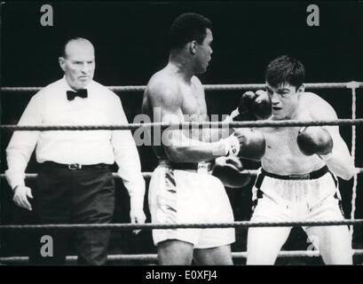 Sept. 09, 1966 - Clay gewinnt Titelkampf gegen Mildenberger: Heavyweight World Champion Cassius Clay (Muhammad Ali) gewann den Titelkampf statt in Frankfurt heute gegen seinen deutschen Herausforderer Karl Mildenberger mit einem technischen Ko in der 12. Runde. Foto zeigt eine Szene des Kampfes. Stockfoto