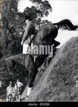 Sept. 09, 1966 - britische springen Derby.: Das klassische Springreiten Derby fand gestern in Hickstead Sussex statt. Es wurde von David Broome, gewonnen am '' Master Softee'' mit nur den sechsten klarer Runde, da der Wettbewerb vor sechs Jahren begonnen. Foto zeigt eine feine Studie von Ted Williams auf '' Rivale '', konkurrieren im gestrigen britische springen Derby in Hickstead, Sussex. Stockfoto