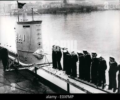 Sept. 09, 1966 - Foto zeigt deutsche Segler säumen die Tiefe des u-Boot Hai Hai, wenn es in Kiel im Jahr 1957 in Betrieb genommen wurde. Stockfoto