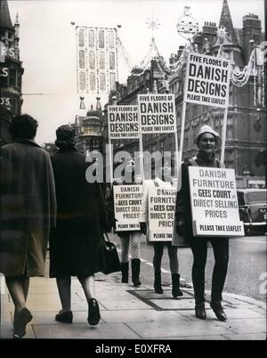 11. November 1966 - Mädchen Sandwichbrett Stelle bewerben und es bekommen: die Zeitungsanzeige sagte Sandwichbrett Männer gesucht. Bewerbung für den Job waren drei Mädchen Mairi Maclean von Glasgow, Helen Abercrombie, Glasgow und Guinea Jäger von Wembley, und fingen Arbeit heute Morgen im Londoner West End. Das Foto zeigt die drei Mädchen mit ihren Sandwichplatten nach Arbeitsbeginn in der Oxford Street heute abgebildet. Sie sind: von vorne nach hinten: Guinea Jäger von Wembley; Helen Abercrombie, Glasgow, und Mairi Maclean, auch von Glasgow. Stockfoto