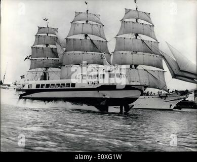 Sept. 09, 1966 - Antike und moderne im Versand Hof. Foto zeigt: Dieses einzigartige Bild soeben aus Copenhagen zeigt das 1350 HK Tragflächenboot Handwerk Sundfoil 1 an zu beschleunigen, wie es das dänische Segelschulschiff Danmark mit 80 Kadetten an Bord in dänischen Gewässern segeln geht, stellt jede ihren eigenen Charme und Individualität. Stockfoto