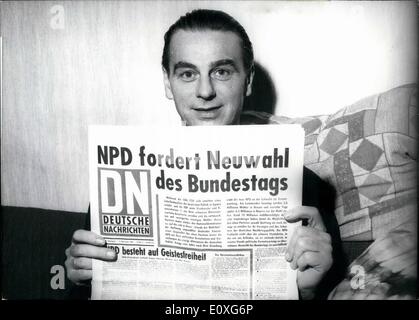 11. November 1966 - war die Wahl zum Landtag in Hessen/Deutschland ein großer Erfolg für die nationale demokratische Partei (NPD). Acht Mitglieder der Partei tritt das Parlament des Landes Hessen. Abbildung 1. Wahlplakate der NPD. 2. Gustav Stuertz (Frankfurt, Germany), Versicherungsvertreter und Kassierer der NPD. Er ist eines der acht zukünftige Parlamente seiner Partei. 3. Herbert Peter (Frankfurt, Germany), Graveur, ist eines der NPD-Mitglieder des Hessischen Parlaments. Stockfoto