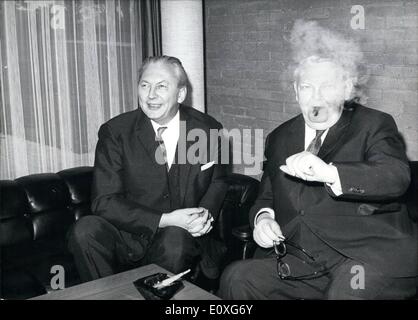 11. November 1966 - verschwindet im Rauch: Am 12. November sah Federal Chancellor Prof. Ludwig Erhard Kanzler - Kandidat Ministerpräsident Kiesinger für eine Diskussion. Stockfoto