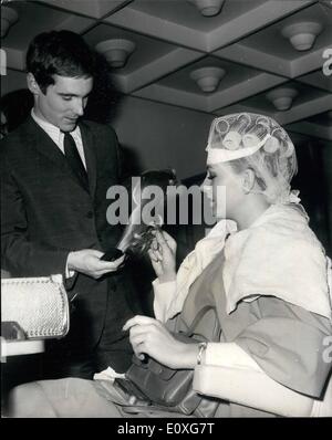 11. November 1966 - '' Miss World'' Teilnehmer bekommen Haare-do's: einige der morgigen Schülerinnen in den Miss-World-Wettbewerb gingen entlang Stockfoto