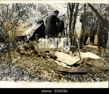 15. November 1966 - Harry Roberts erfasst? Die drei Monate Jagd nach Harry Roberts endete, als er kurz vor Mittag heute verhaftet wurde. Er fand sich in einem alten Hangar verwendet für die Speicherung von Viehfutter 300 Yards von der Kante der Matham? s Holz, in der Nähe von Bischof? s Startford, Herts. Robert wurde etwa eine Meile von seinem Versteck im benachbarten Thorley Wood verhaftet. Später wurde er in Schefer gebracht? s Bush Polizeipräsidium. Keystone-Foto zeigt: Das Zelt in dem Roberts lebt seit den letzten Wochen in Thorley Wood. Uhr / Keystone Stockfoto