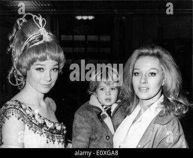 Schauspielerin Shirley MacLaine mit ihrem zwei Jahre alten Co-Star Julian und seine Mutter Vanda Hudson Stockfoto