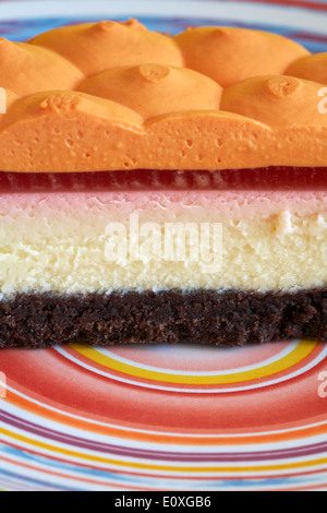 Marks & Spencer Sommer Geschmack Blut Orange Käsekuchen auf Platte Stockfoto