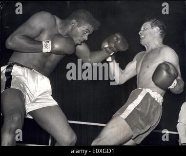 Sep 21, 1966 - Floyd Patterson klopft, Henry Cooper: Flyod Patterson ausgeschlagen britische Schwergewichts-Champion, Henry Cooper, in der vierten Runde ihrer geplanten 10-Runden-Contest am Wambley letzte Nacht. Foto zeigt Floyd Patterson, der ehemalige Weltmeister im Schwergewicht, Henry Cooper (rechts), fährt auf die Seile in der ersten Runde im Wembley-Stadion gestern Abend. Stockfoto