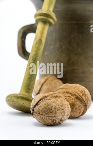 Bronze Mörser mit Walnüssen auf weißen Hintergrund isoliert Stockfoto