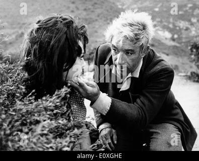 Anthony Quinn und Rosanna Schiaffino in einer Szene aus "The Rover" Stockfoto