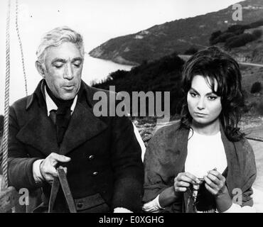 Anthony Quinn und Rosanna Schiaffino in einer Szene aus "The Rover" Stockfoto