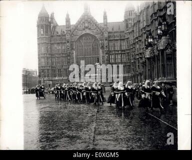 3. Oktober 1966 - Eröffnung von The Michaeli Recht Begriff: Das Foto zeigt eine allgemeine Ansicht als Richter und Mitglieder der Anwaltschaft auf der anderen Straßenseite im Regen auf dem Weg zum House Of Lords für das traditionelle Frühstück, nach dem Besuch des Dienst in der Westminster Abbey anlässlich der Eröffnung des Begriffs Michaeli Gesetz. Stockfoto