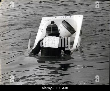 3. Oktober 1966 - der junge, der das Dübelloch vergessen: ein Wettbewerb um flott in einer Badewanne und Paddel 100 Yards auf der Themse statt während der National Sea Scouts Regatta in Teddington, Surrey, gestern. Es schien, dass 13-jährige Bobb Woodruft und seine Freunde vom 4.. Renfrewshire Truppe übersehen, dass Vitalpunkt Dübelloch - Bobby immer ein ducking geführt. Sagte Bobby hinterher "'' wir obwohl wir das Loch mit einer Unterlegscheibe angeschlossen hatte. Aber, fügte er hinzu, Superflously, '' das Wasser irgendwie Zoll '' Foto zeigt dem jungen, die das Dübelloch vergaß Bobby Woodruff, während der Regatta Stockfoto