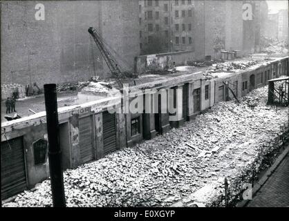12. Dezember 1966 - es ist immer die gleiche alte Geschichte.: die Häuser vor dem '' Mauer '' in Berlin werden abgerissen, ohne Respekt! Nach Abriss, müssen West-Berliner Behörden werden die Ruinen zu entfernen. Die verbleibenden Reste von Häusern und anderen Gebäuden werden auf eine neue '' Mauer '' abgeschlossen sein. Foto zeigt die abgerissenen Häusern an der Bernauer Straße in Berlin-West Stockfoto