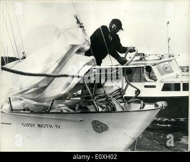 12. Dezember 1966 - Francis Chichester angesichts des Helden Willkommen In Sydney: einsamer Segler Francis Chicheter, in seiner Ketsch Schwammspinner VI Stockfoto