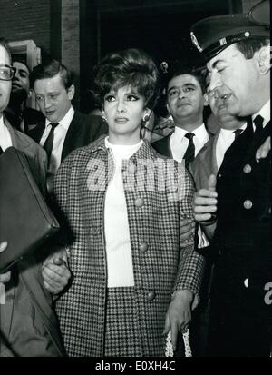 10. Oktober 1966 - Latina: Italienische Schauspielerin Gina Lollobrigida und jugoslawischen stammenden Ehemann erschien Dr. Milko Skofic heute vor dem Präsidenten des Gerichts Civili im nahe gelegenen Latina zu bitten, zu ihrer Trennung im gegenseitigen Einvernehmen ausspricht. Miss Lollobrigida und Skofic waren vor 15 Jahren verheiratet. Der schönen Bildschirm-Star und der Arzt haben jahrelang getrennt gelebt. Letzten Jube werden sie getrennt. Nach der Heirat im Jahre 1951 gab Skofic seiner medizinischen Karriere der Schauspielerin-Berater zu werden. Er ist jetzt ein Verlag Publishing Hauses '' Salani'' von Florenz. Stockfoto