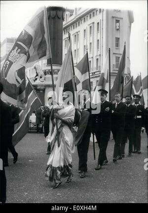 10. Oktober 1966 - UN Tag Service an Westminster Abbey.: Einen besonderen Service anlässlich der 21.. Jahrestag der Gründung der Vereinten Nationen, fand heute in der Westminster Abbey. Flaggen des Mitglieds, die Staaten der Vereinten Nationen in einer Prozession in die Abbey.Photo getragen wurden zeigt Fahnen der Mitgliedstaaten der Vereinten Nationen, durchgeführt in der Abtei heute Stockfoto