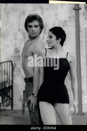 14. Dezember 1966 - Zizi Jeanmaire co-stars mit Rudolph Nureyev in Roland Petit Ballett: Roland Petit, die berühmte französische Tänzerin Choreographin inszeniert eine Verfilmung des Balletts "Le Jeune Homme Et La Mort" (der Jüngling und der Tod), basierend auf Cocteauss Geschichte, Musik von Bach. Der Stern Rollen wird von Rudoph Nureyev und Zizi Jeanmaire, Roland Frau stattfinden. Rudoph Nureyev und Zizi Jeanmaire, während der Proben. Stockfoto