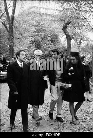 Schauspielerin Shirley MacLaine und Peter Sellers in "Frauen mal sieben" Stockfoto