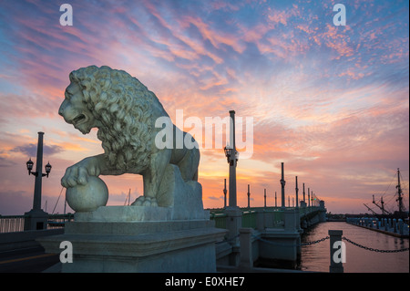 Sunrise malt den Himmel mit Farbe über die Brücke Löwen, ein Florida-Wahrzeichen Anastasia Insel St. Augustine herstellen. Stockfoto