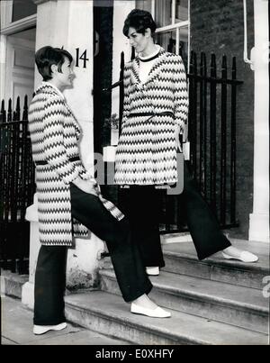 01. Januar 1967 - Hardy ames Fashion Show. (L. bis R.) Zwei Modelle tragen Flotilla, ein Mantel in marineblauer, gelber und weißer Fischgrätbaumwolle; Hose in marineblauer Wollkulturen; Top in weißen Wollkulturen - und Marine Parade, ein Mantel in marineblauer, rosa und weißer Fischgrätbaumwolle, Hosen in marineblauer Wollkulturen Top in weißen Wollkulturen - bei der heutigen Ausstellung der Hardy Amies Frühjahr- und Sommerkollektion in London. Stockfoto