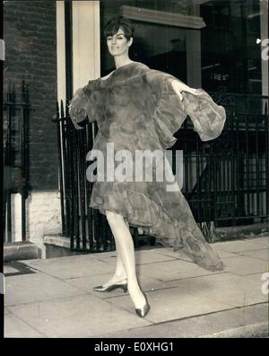 01. Januar 1967 - Hardy Amies Fashion Show. Foto zeigt Philippa Wakeham, trägt ''Rio ita'' - ein Abendkleid in Orange und mit Cerise bedrucktem Seidenorganza - bei der heutigen Ausstellung der Hardy Amies Frühjahr- und Sommerkollektion in London. Stockfoto