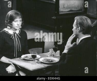 1. Januar 1967 - Shirley Mac Laine co-stars mit Lex Barker: Shirley Mac Laine Co-stars mit dem amerikanischen Schauspieler Lex Barker von Tarzan Ruhm in einer der Episoden des Films Frau mal 7 jetzt bei der Herstellung in Paris. Foto zeigt Shirley Mac Laine und Lex Barker in einer Szene des Films Stockfoto