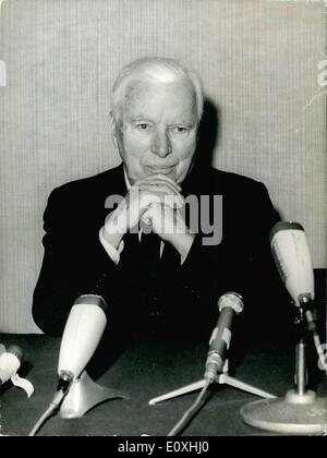 1. Januar 1967 - "Gräfin von Hong Kong ist ein Meilenstein", Charles Chaplin hält Pressekonferenz in Paris. Von seinen Interviewern gefragt, ob er glaubte, dass seine '' Gräfin von Hong Kong'' einen weiteren Meilenstein in seiner Karriere war, "ich sicherlich tun", sagte Charles Chaplin während der Pressekonferenz, die er in der vergangenen Nacht in Paris. Der Paris-Premiere des Films wird in der Oper heute Abend stattfinden. OPS: Charlie Chaplin im Bild während seiner Pressekonferenz in Paris letzte Nacht. Stockfoto