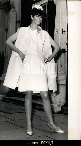 1. Januar 1967 - Modenschau Hardy Amies. Keystone-Fotoshows: Philippa Wakeham Modelle Gay Divorce. ein Kleid und Jacke in weiß reine Seide Gazar auf der heutigen zeigt in London der Hardy Amies Frühling und Sommer-Kollektion. H/Keystone Stockfoto