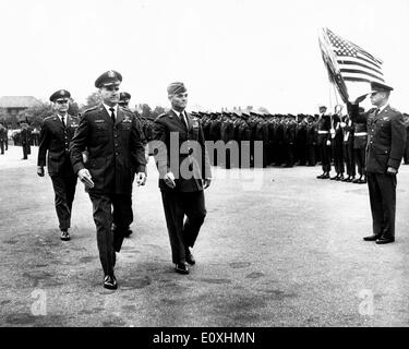 Bei einer Änderung des Befehls Zeremonie der uns Dritte Luftwaffe R.A.F Northolt, Middlesex, Generalmajor Clyde Box, der neue Kommandant, übernahm seine Aufgaben von der scheidenden Kommandeur, Generalmajor John S. Hardy, Lieut General Agan, Vive C in C. United States Air Forces, Europa, amtierte an der Zeremonie. Bild zeigt, Vice C-in-C LIEUT allgemeine AGAN (L), gefolgt von Generalmajor JOHN HARDY (L. hinter) und Generalmajor CLYDE BOX (fast versteckt). Stockfoto