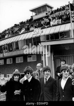 Die Beatles fahren zu jubelnden fans Stockfoto