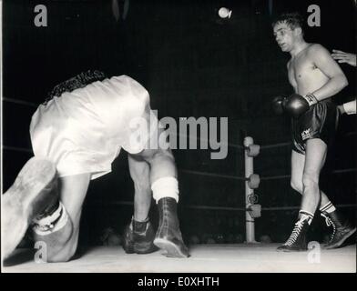 1. Januar 1967 - LONDON: Amerikas RIOHIE SWEET SUE oeo nach unten für eine Anzahl von zwei britischen Featherwe Champion HOWARD WINSTONE St. Stockfoto