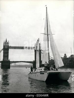 1. Januar 1967 - Katamaran für die einhändige transatlantischen eingegeben Rennen geht für Testversion Spin auf der Themse. 42-Fuß-langen Stockfoto