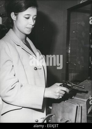 11. November 1966 - Gas-Waffen für einsame Frauen: das Gas '' Kanone '' von alternativ den Fleck Squirterin ist die Pariserin "Frau Antwort auf Stockfoto